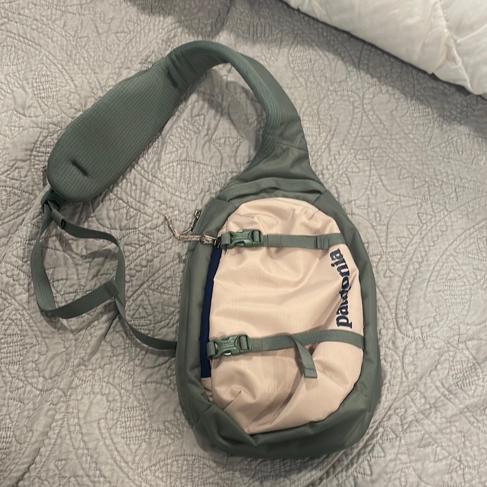 Patagonia atom sling 8L hemlock green